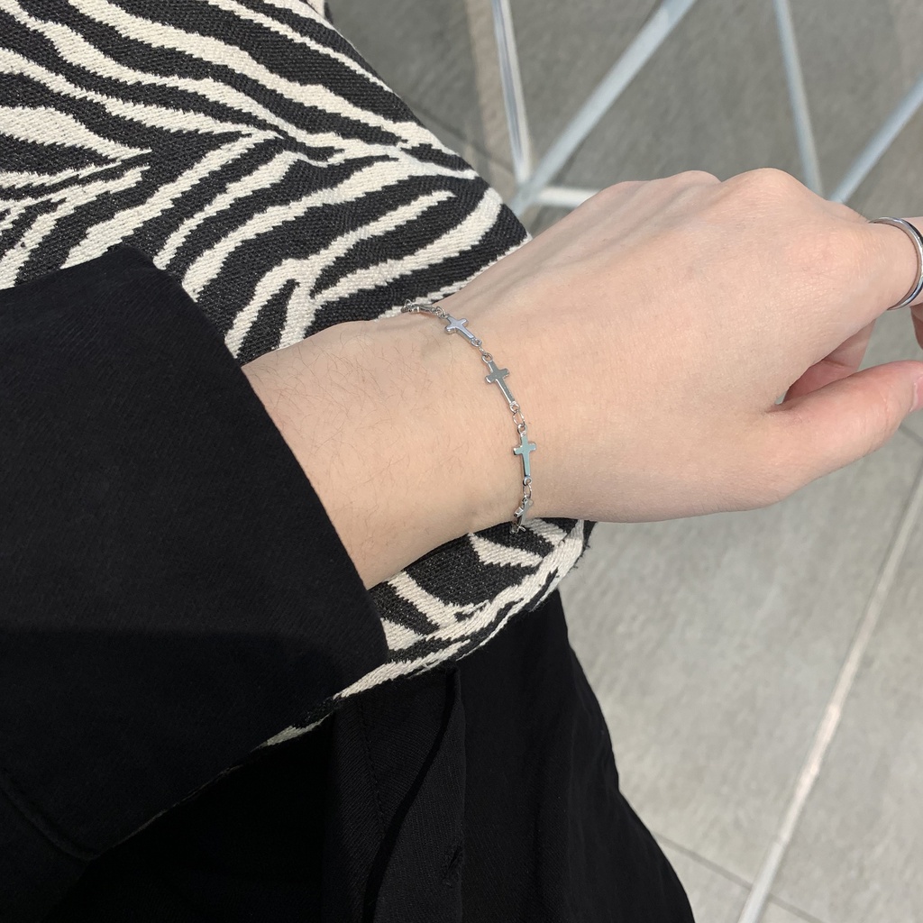 Vòng cổ Choker Mặt Thánh Giá Màu Đen Và Bạc Thời Trang