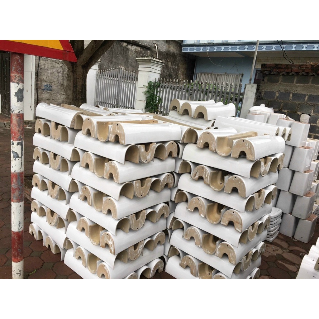 Chậu lavabo treo,chậu rửa mặt giá rẻ,bồn rửa mặt treo tường nhà trọ,sứ Minh Long tại showroom Á CHÂU