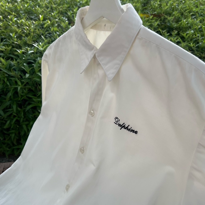 _ Áo sơmi freesize thêu chữ | Delphine chemise