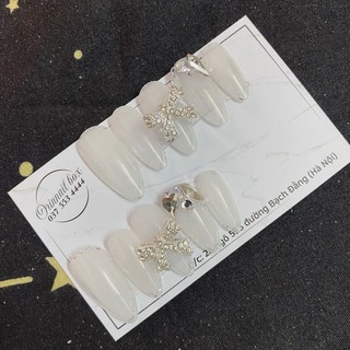 Móng giả thiết kế trắng nước gạo đính đá