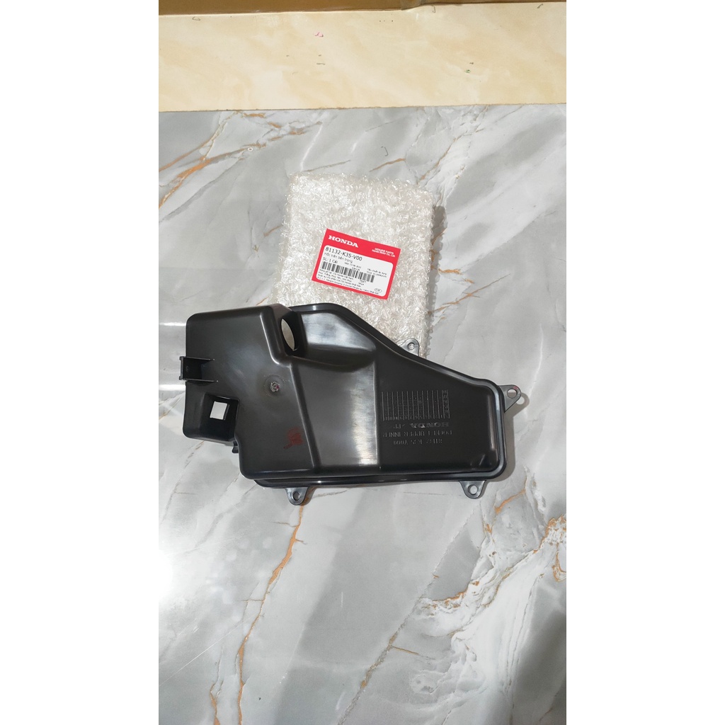 Hốc dưới bên trong HONDA PCX 125 màu Đen.