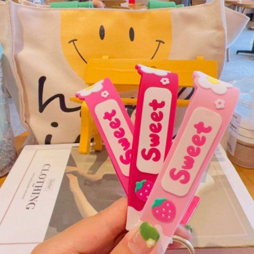 Móc Khóa Hình Gấu Dâu Tây Bằng Hợp Kim Dễ Thương Giá Đỡ