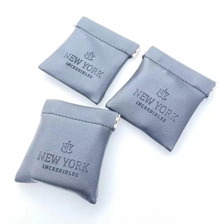 Một chiếc túi đựng dây chuyền của một thương hiệu nỗi tiếng NewYork