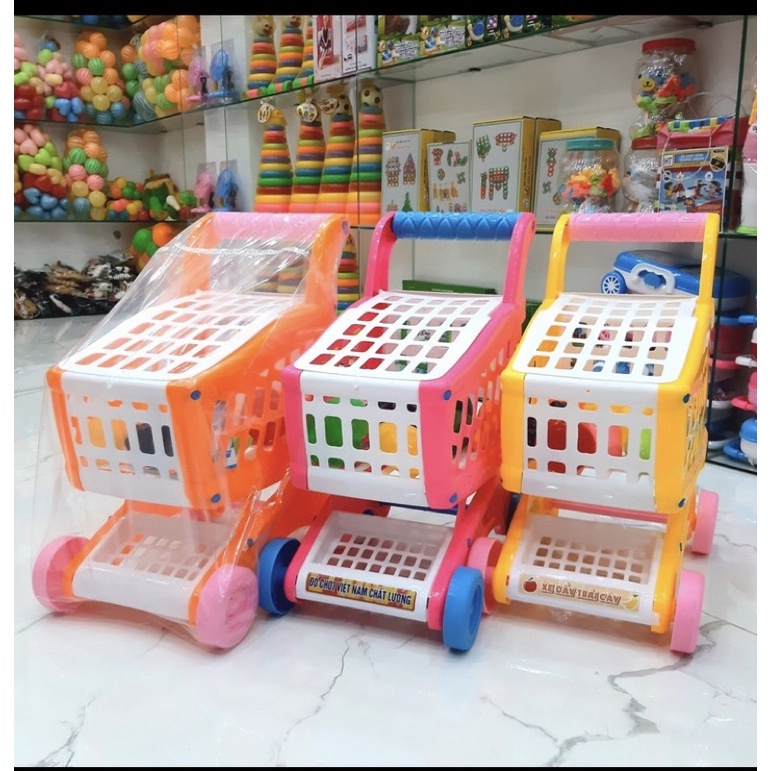 Xe siêu thị có túi trái cây