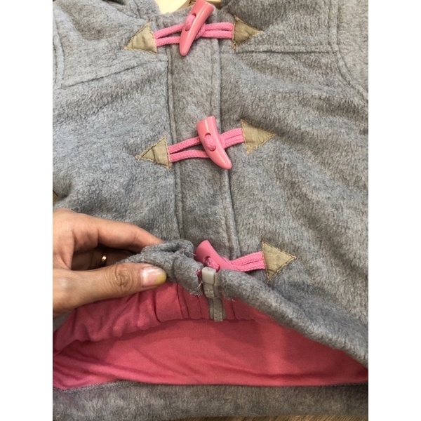 Áo khoác nỉ có mũ khuy sừng hàng 2hand cho bé gái size 6-9kg DTE10