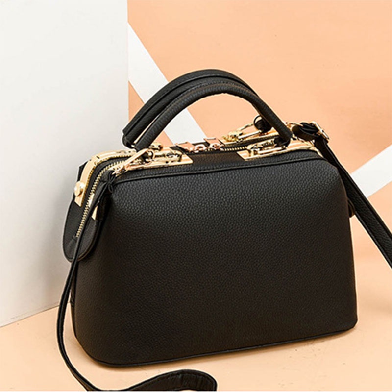 Túi Đeo Chéo Đính Đinh Tán Họa Tiết Hoạt Hình Phong Cách Hàn Quốc Cho Nữ