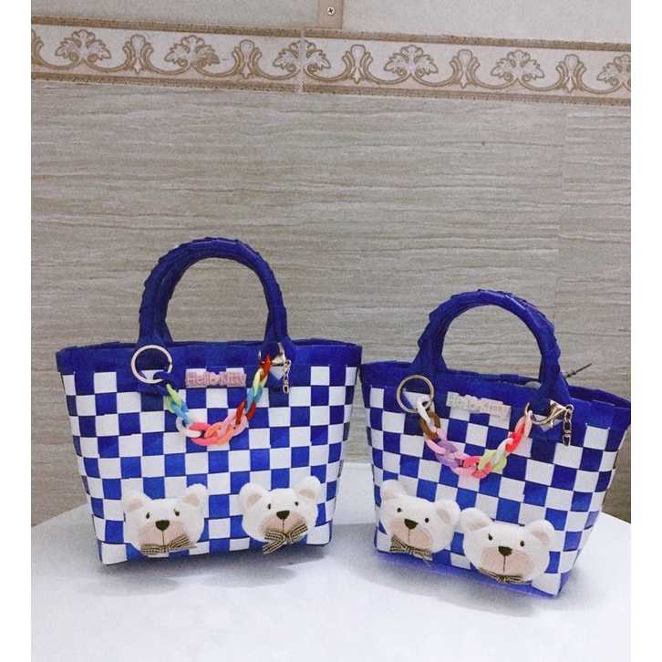 Túi xách handmade gắn phụ kiện dễ thương cho mẹ và bé cầm tay