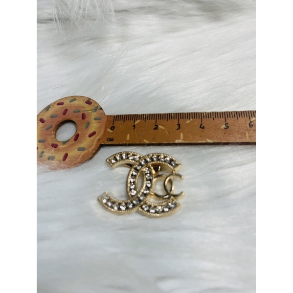 Cài áo nam nữ logo đôi đính đá. KT 3,5x2,5cm
