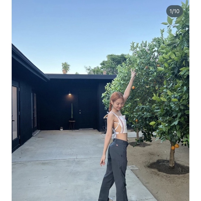 Áo yếm trắng hở lưng Jennie Blackpink