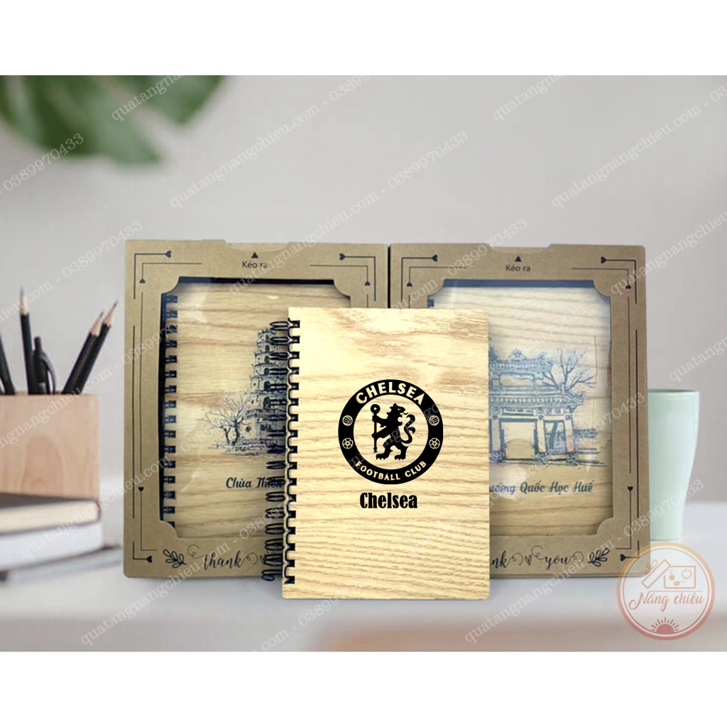 Sổ bìa gỗ in Logo các CLB bóng đá nổi tiếng thế giới như Manchester United, AC Milan, Real Madrid, Barcelona