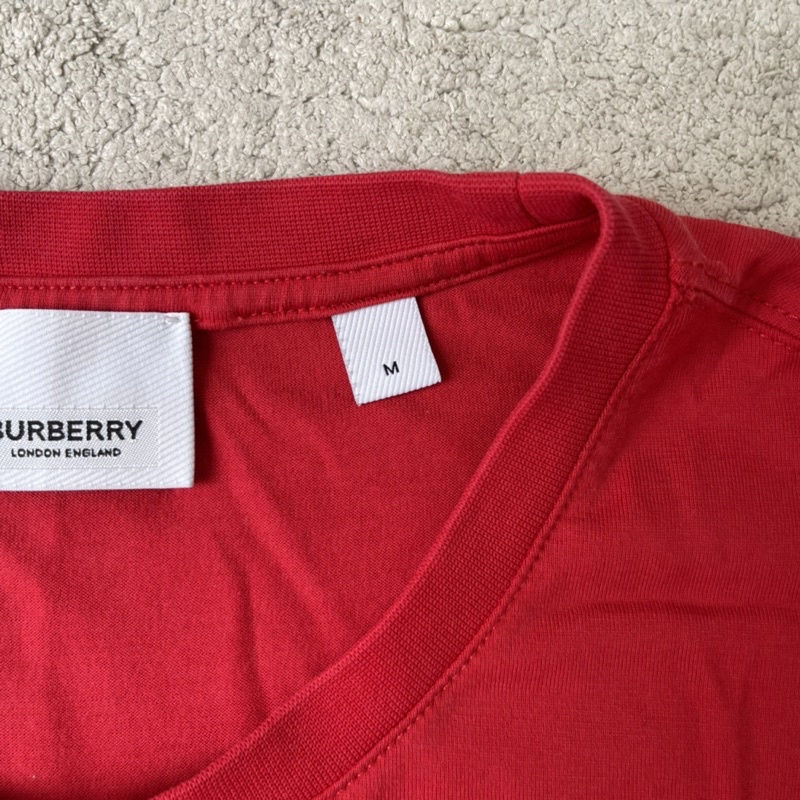 Áo thun Burberry đỏ size M