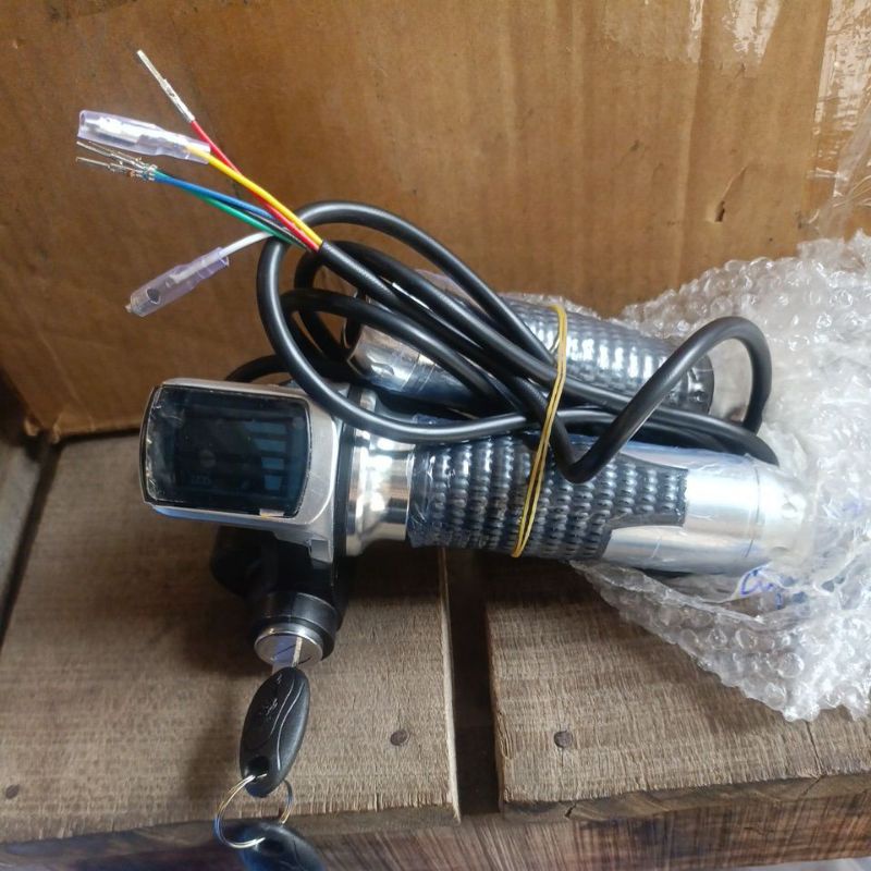 TAY GA BÁO PIN XE ĐIỆN