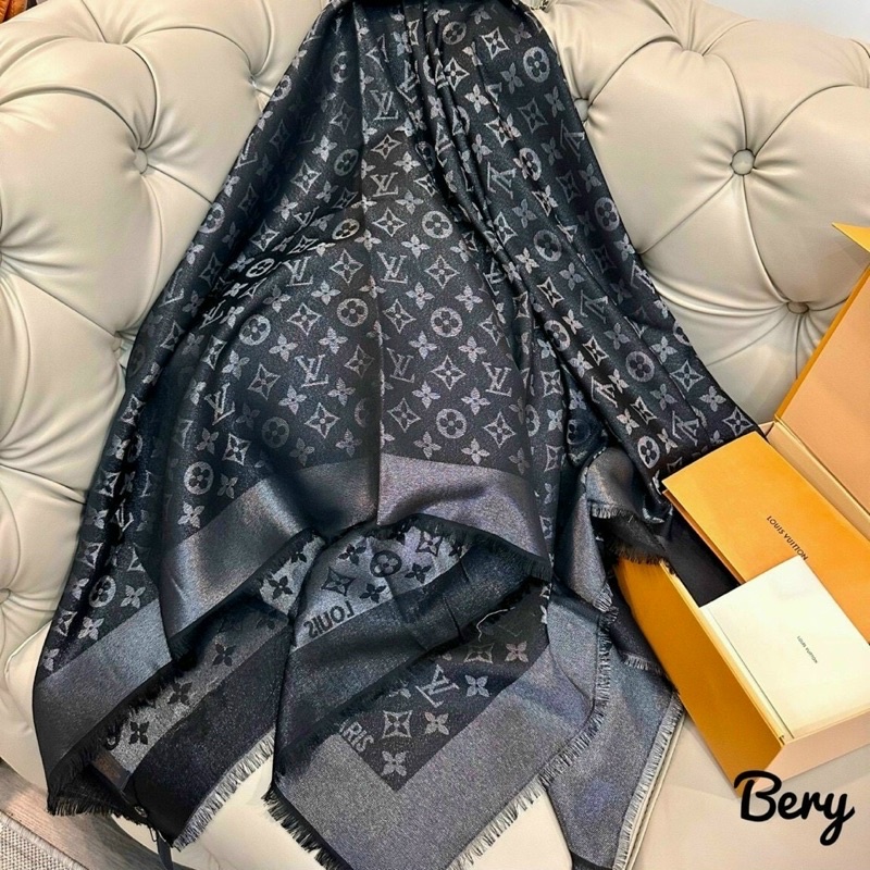Khăn choàng cổ LV đen cao cấp ánh kim , kích thước 140x140cm