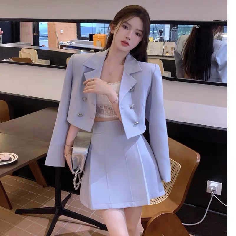 Set vest 2 món . Có 1 màu. KÈm hình chụp thật. Size dưới 54kg vừa. ĐƠn giản mà đẹp. Mua nhanh kẻo hết nha mấy chế