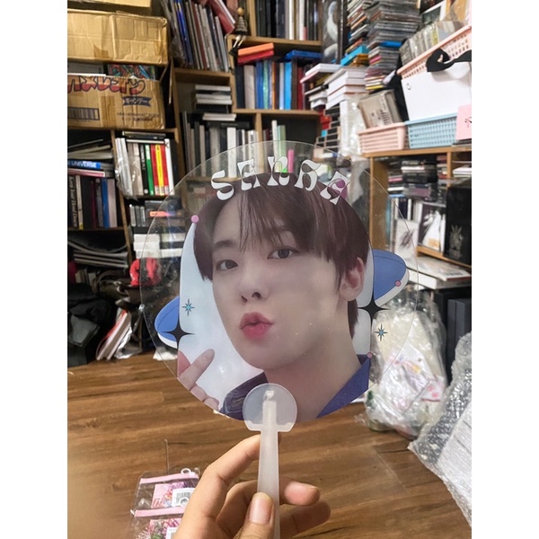 Astro goods Quạt cầm tay những member như hình.
