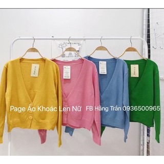 Áo khoác len cổ tim 3 nút lửng.