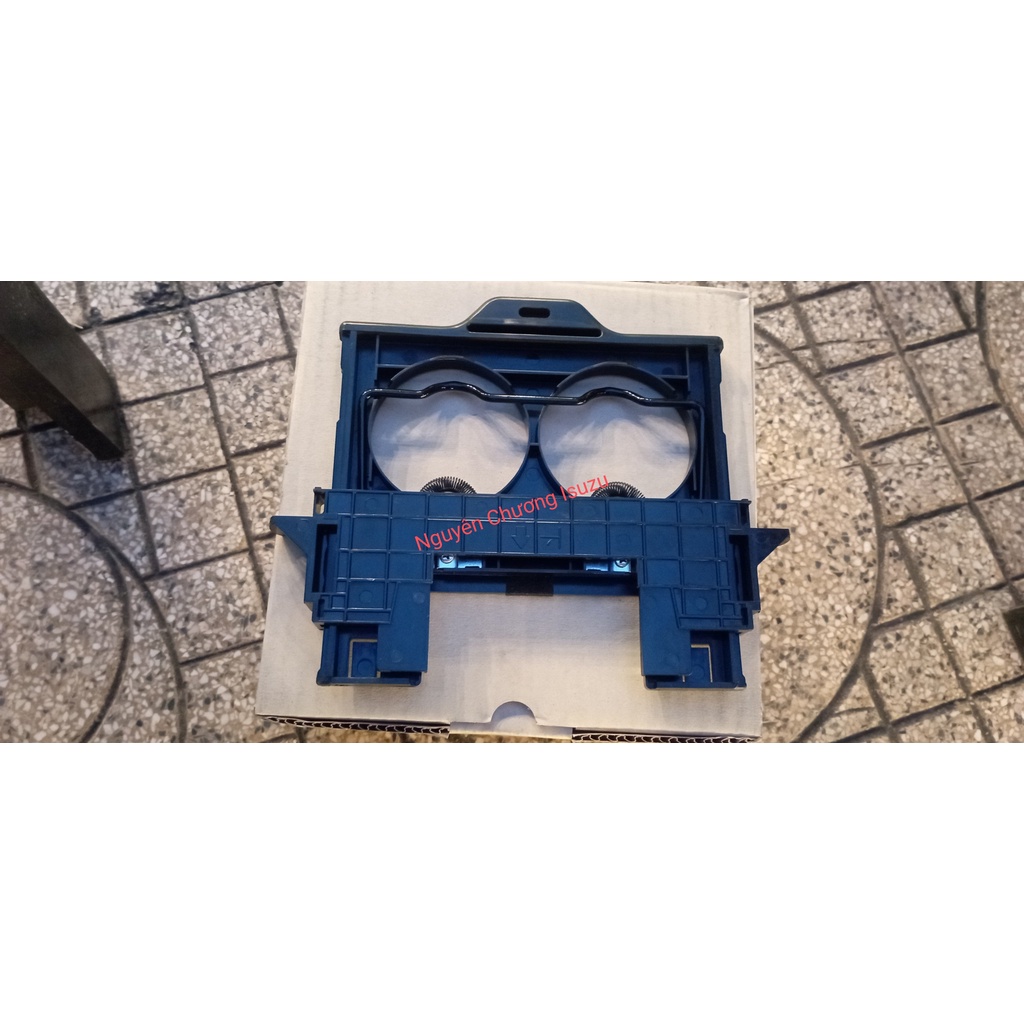 Khay đựng ly nước gắn cho xe Isuzu QKR hàng chính hãng