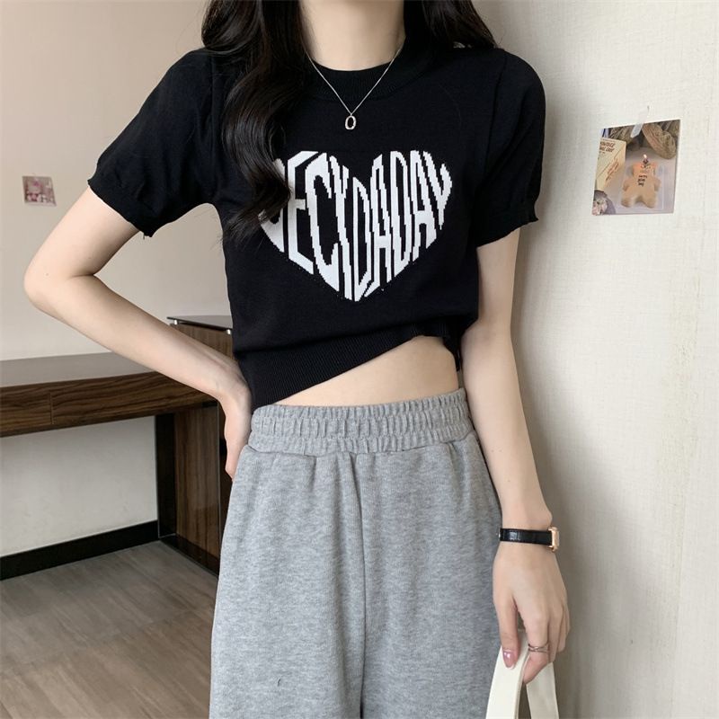 Áo croptop len tay ngắn dáng ôm họa tiết trái tim in chữ cá tính và thời trang cho bạn nữ