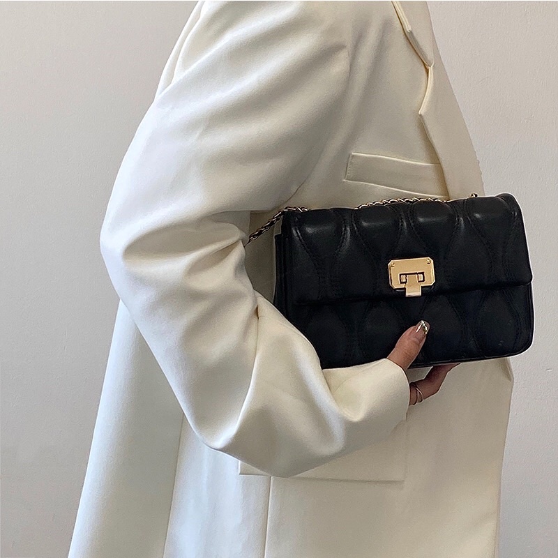 Túi xách nữ túi đeo chéo nữ màu đen đi kèm dây xích có đệm chống đau vai.