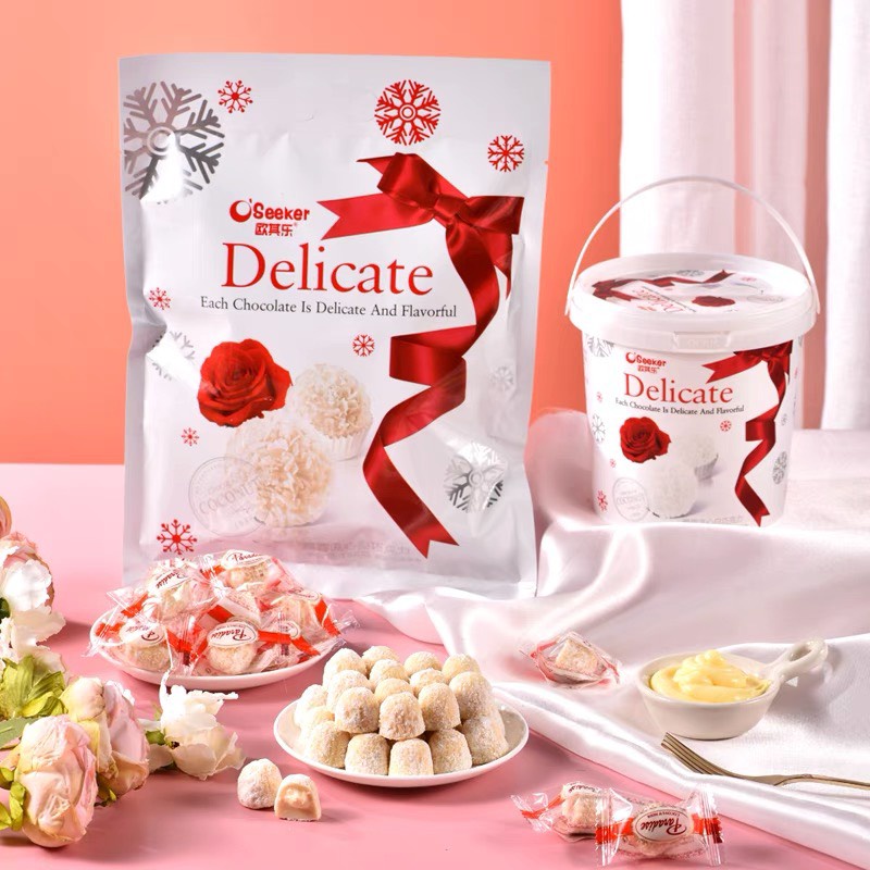 Một gói sô cô la trắng phủ dừa nhân kem chảy Delicate Hongkong gói 250gam