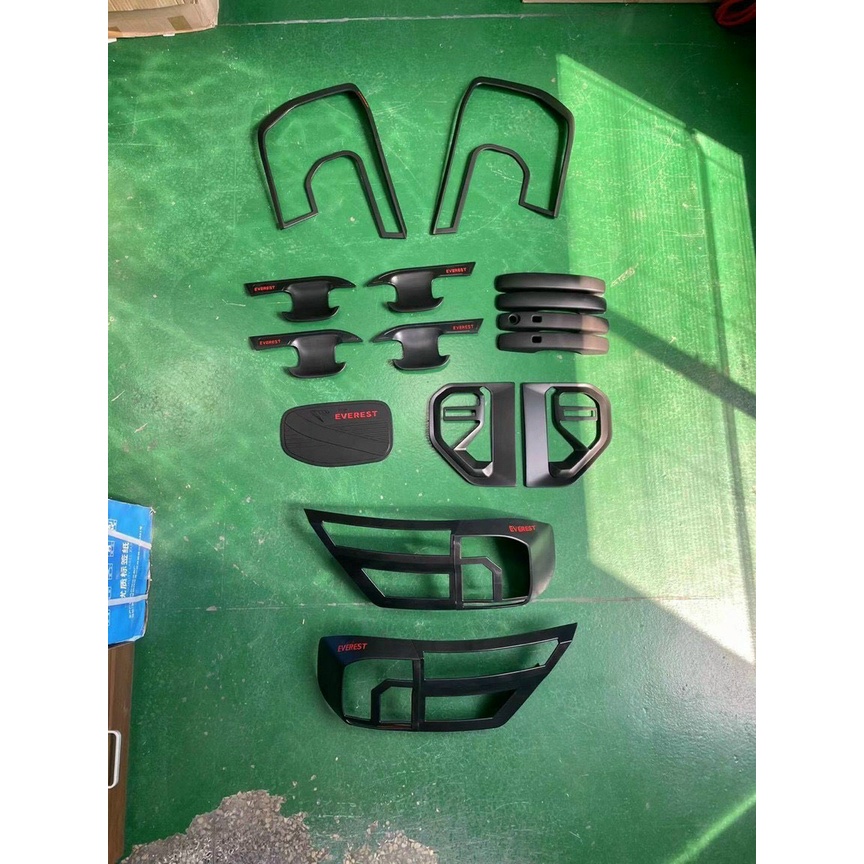 Ốp tay nắm, hõm cửa, nắp xăng, pha hậu, mang cá xe Ford Everest 2023 nhựa đen cao cấp