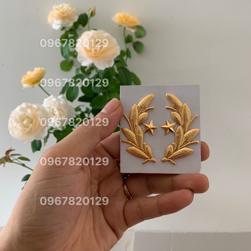 ve cổ áo cành tùng bảo vệ