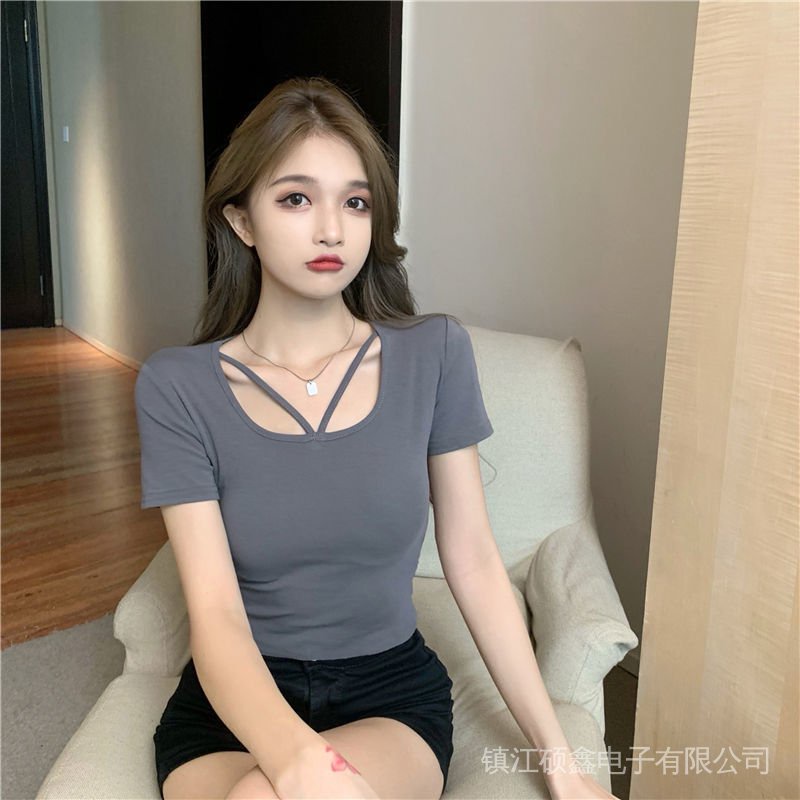 Áo Thun Ngắn Tay Màu Đen Thiết Kế Đan Chéo Thời Trang Cho Nữ