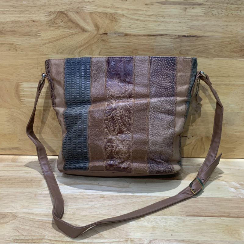 Túi đeo chéo nữ hoa văn da thật secondhand  18211122