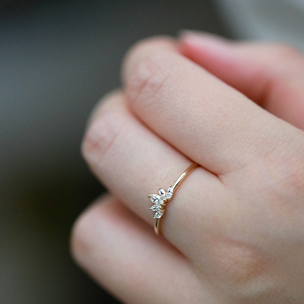 Nhẫn Đính Hôn Bằng Thép Titanium Mạ Vàng Đính Đá Zircon Hình Hoa Đơn Giản Thời Trang Cho Nữ