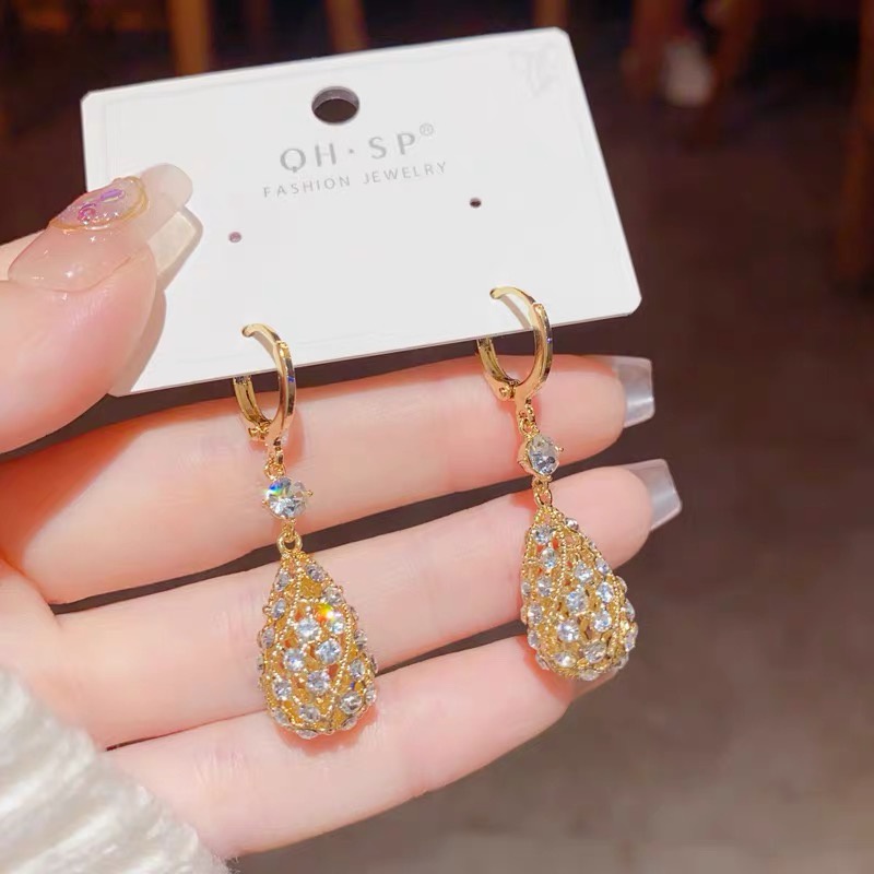 Khuyên Tai Hình Giọt Nước Rỗng Đính Kim Cương Giả Phong Cách Thu Đông Mới Thanh Lịch Cho Nữ
