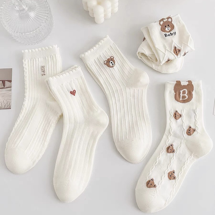 Tất vớ nữ cổ cao màu trắng, họa tiết gấu baby nâu dễ thương