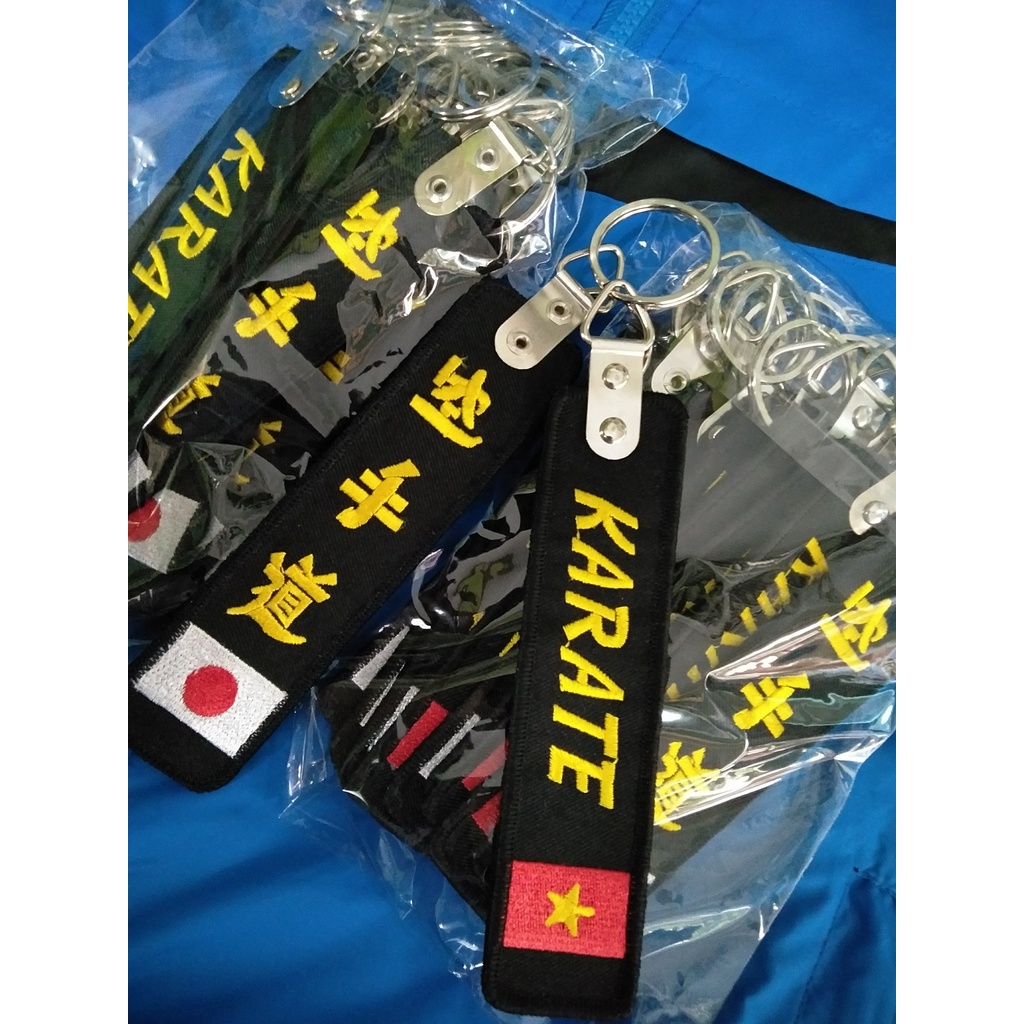 Móc khóa vải thêu Karate chữ vàng