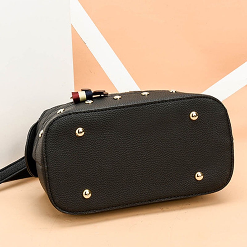 Túi Đeo Chéo Đính Đinh Tán Họa Tiết Hoạt Hình Phong Cách Hàn Quốc Cho Nữ