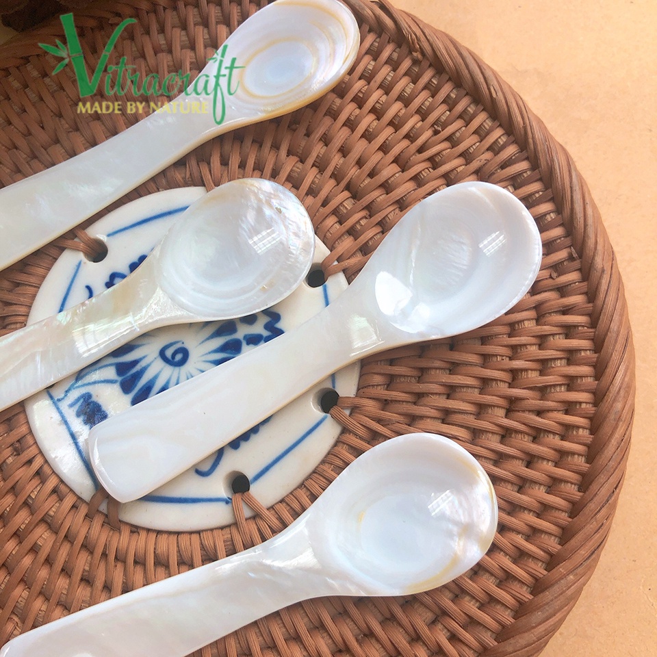 Thìa ăn Cao Cấp. Được làm từ những vỏ xà cừ trắng tự nhiên. Không sử dụng hóa chất, an toàn cho người sử dụng. Size 8cm