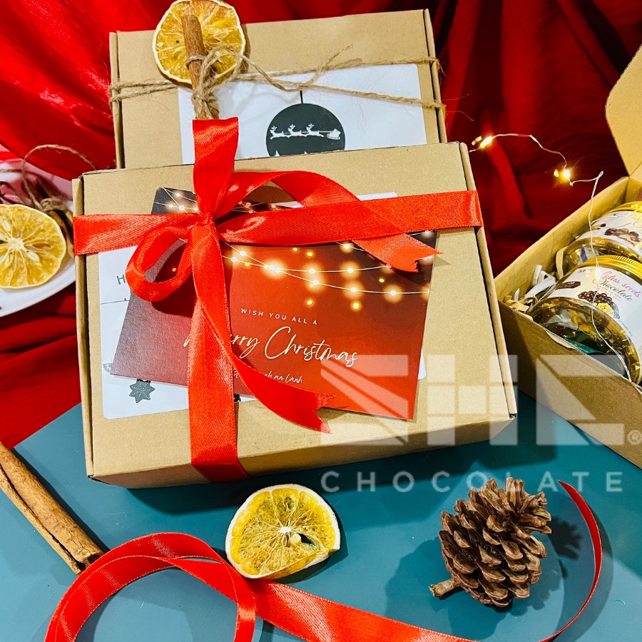 Quà tặng Giáng sinh, Noel - SHE Chocolate. Socola, nơ đỏ, thiệp Giáng sinh. Quà tặng đặc biệt