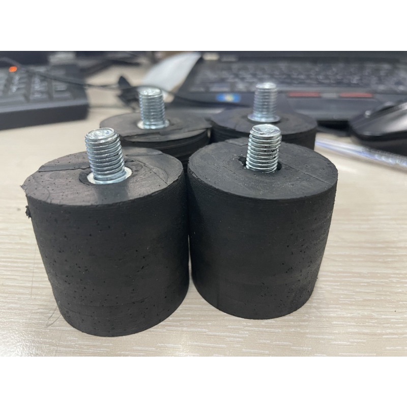 4 cục cao su nâng ghế lái cho xe ô tô.