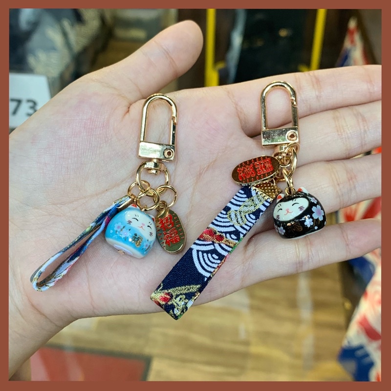 Móc khoá Mèo Thần tài sứ Dải vải Thẻ sắt - MK51 (Khách chọn mẫu muốn lấy trong ghi chú, đơn hàng không chọn mẫu sẽ lấy n