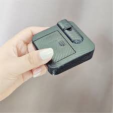 Máy chiếu hình mini họa tiết chúc mừng sinh nhật.