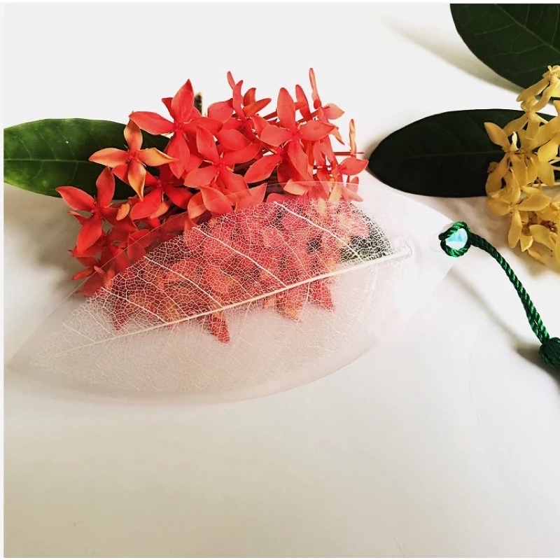 Bookmark gân lá phong cách cổ trang - dây tuyến