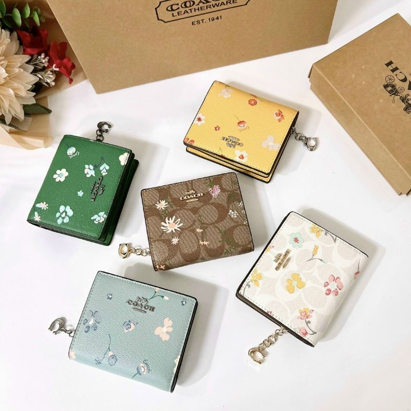 Ví vuông C0ach họa tiết xinh xắn