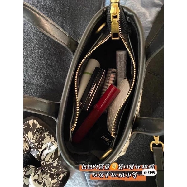 Túi xách kèm charm thỏ