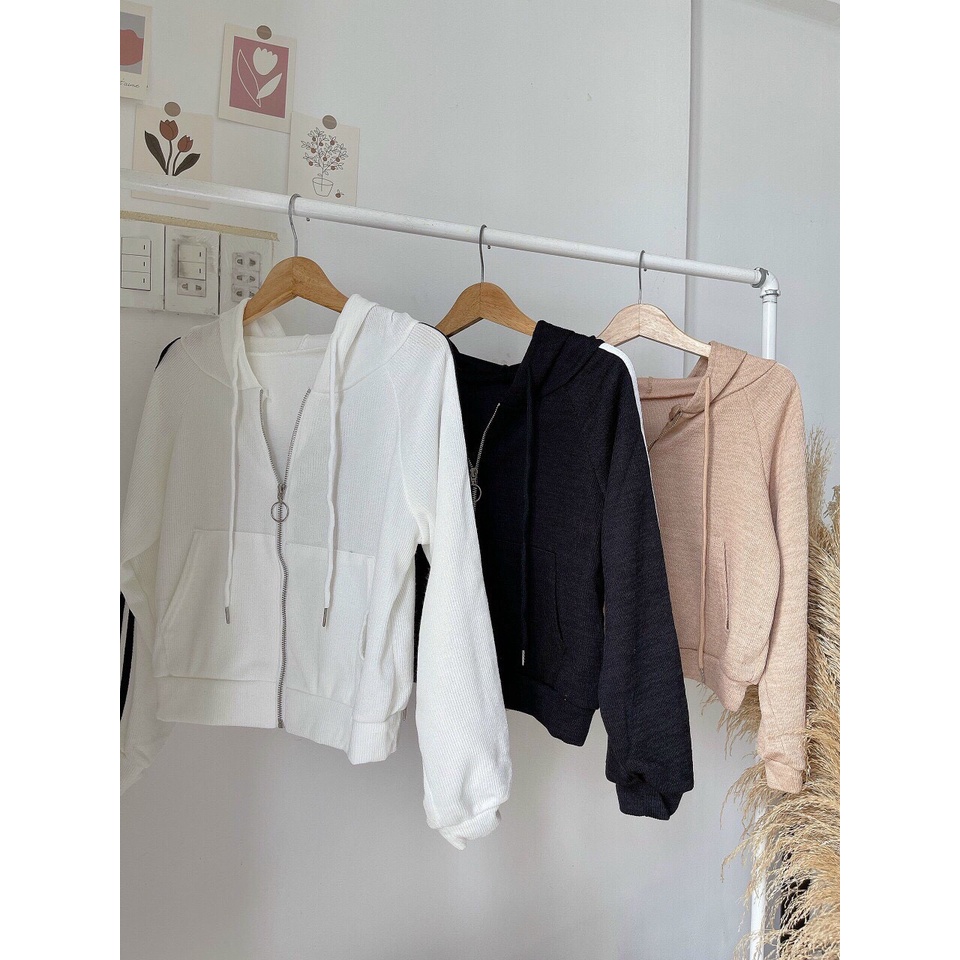 Áo khoác form ngắn phần tay viền sọc cá tính năng động thể thao