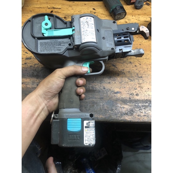 Máy buộc kẽm Max