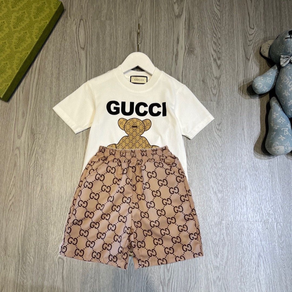Bộ Áo Thun Tay Ngắn + Quần Sooc Vải Cotton In Logo Gucci Cỡ Lớn Thoải Mái Thời Trang Cho Bé Trai Và Gái