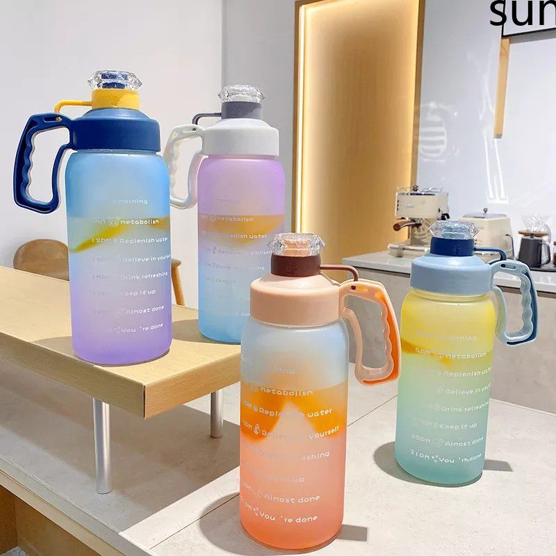 1800Ml Cao Cấp Bình Uống Nước Có Tay Cầm Chữ In Ấm Siêu Tốc Cốc Nước Có Thể Tháo Rời Ống Hút Cho Nhà Văn Phòng trường Học-Mặt Trời. Vn