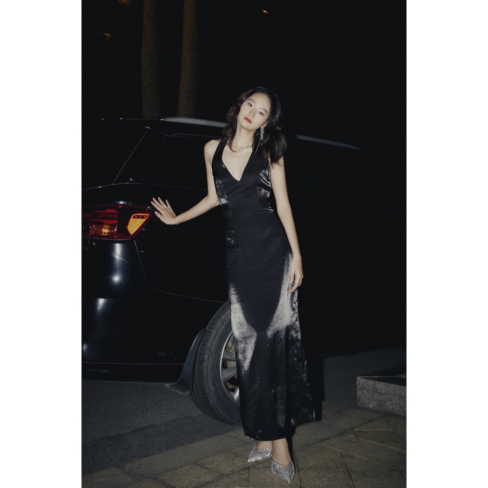 Đầm đen dài hở lưng cổ yếm dáng ôm body vải Taffeta lụa CHEN - Fetching Dress