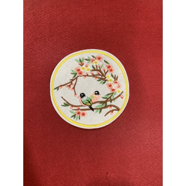 Sticker thêu là ủi tròn chim đôi vàng