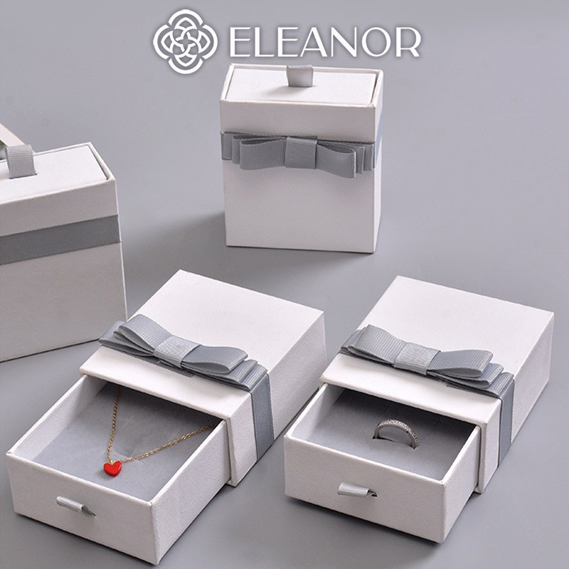 Hộp Quà Eleanor Đựng Dây Chuyền Màu Trắng Đính Nơ Xám Xinh Xắn
