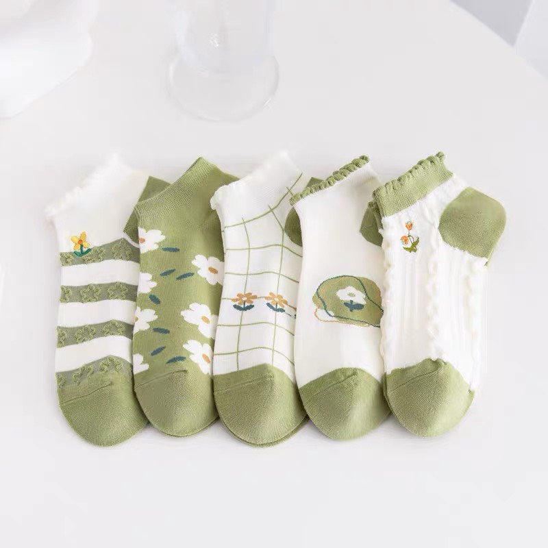 Tất nữ cổ ngắn họa tiết hình hoa màu xanh lá xinh xắn