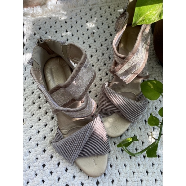 SALE OFF Giày cao gót si Hàn size 38-39 vải ren phối nhung